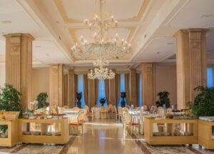 Read more about the article Żyrandole hotelowe — dobry sposób by zachwycić swoich gości